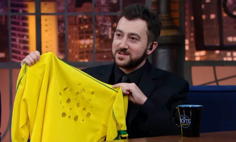 Imagem de: Ator de Todo Mundo Odeia o Chris ganha camiseta do Brasil