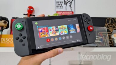 Foto de uma mão segurando um Nintendo Switch