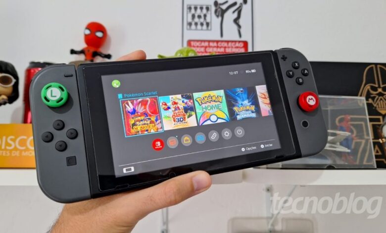 Foto de uma mão segurando um Nintendo Switch