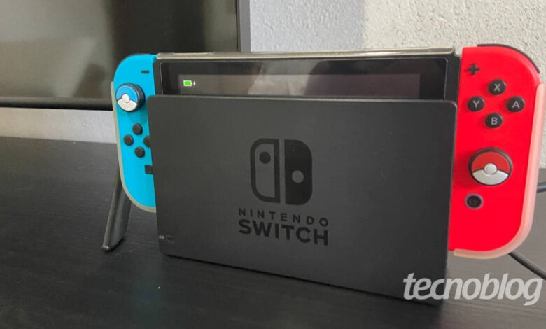 Nintendo Switch encaixado na dock (Imagem: Murilo Tunholi/Tecnoblog)