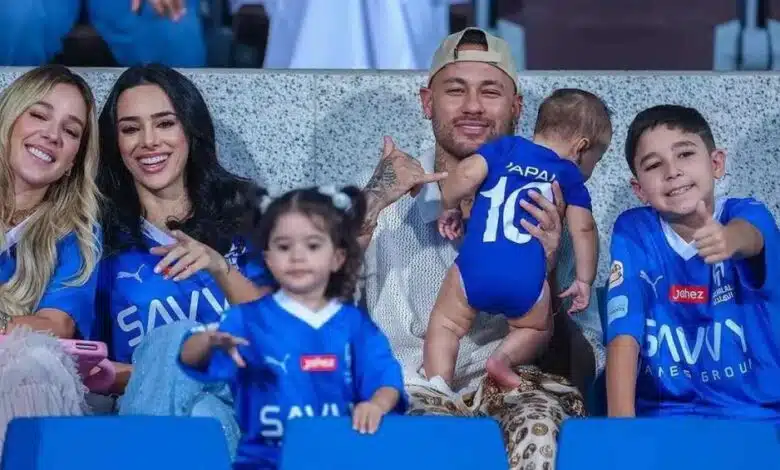 Pé quente: Neymar leva filha Mavie ao estádio pela primeira vez