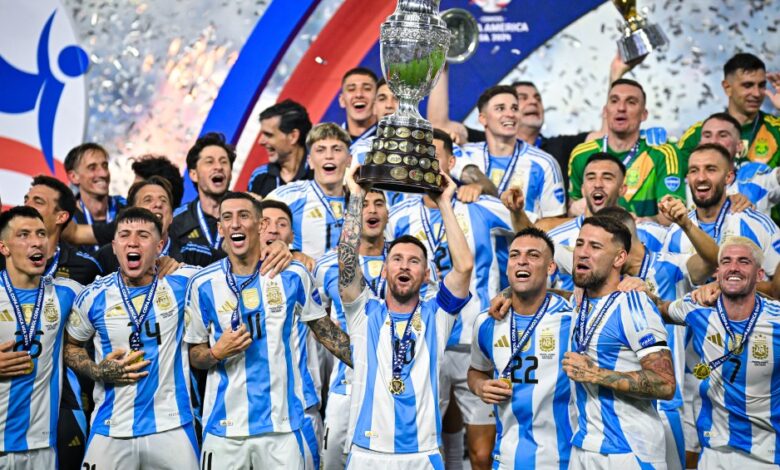 Jogadores da Argentina cantam músicas racistas e transfóbicas