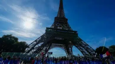 Homem é preso após escalar torre Eiffel e região é...