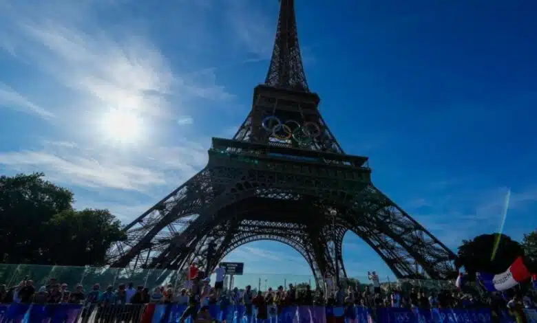 Homem é preso após escalar torre Eiffel e região é...