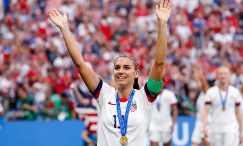 Alex Morgan, ícone do futebol feminino dos EUA, an...