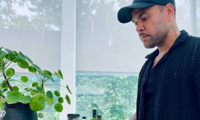 Daniel Alves se converte e mira nos louvores