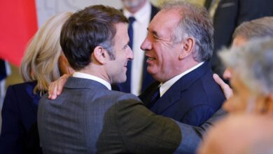 Macron escolhe aliado centrista como novo premiê da França