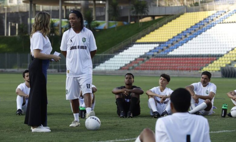 Ronaldinho Gaúcho lança “Manual do Bruxo” para jov...